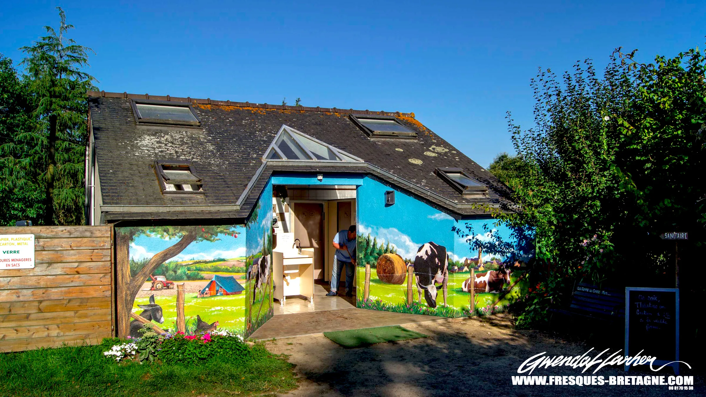 Fresque murale de style rural et vintage, façade du bloc sanitaire du camping Croas Men, à Plouigneau.
